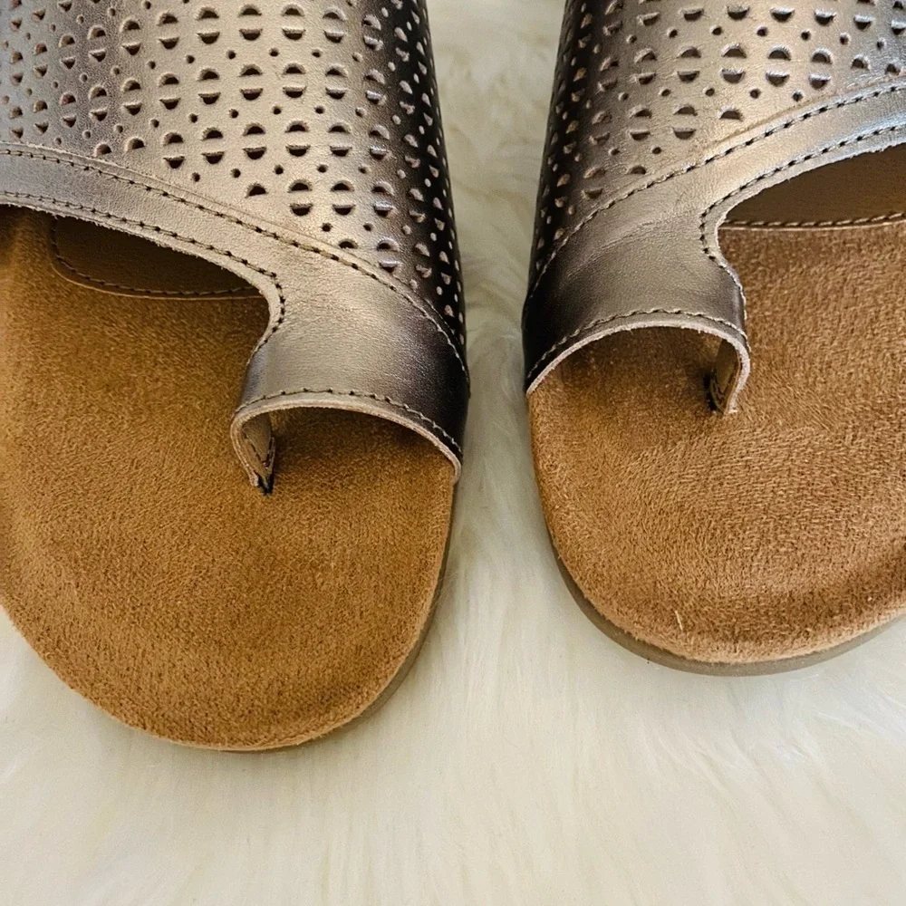 Earth Origins Pearl thong sandals in washed gold metallic leather, Sz. 9.5